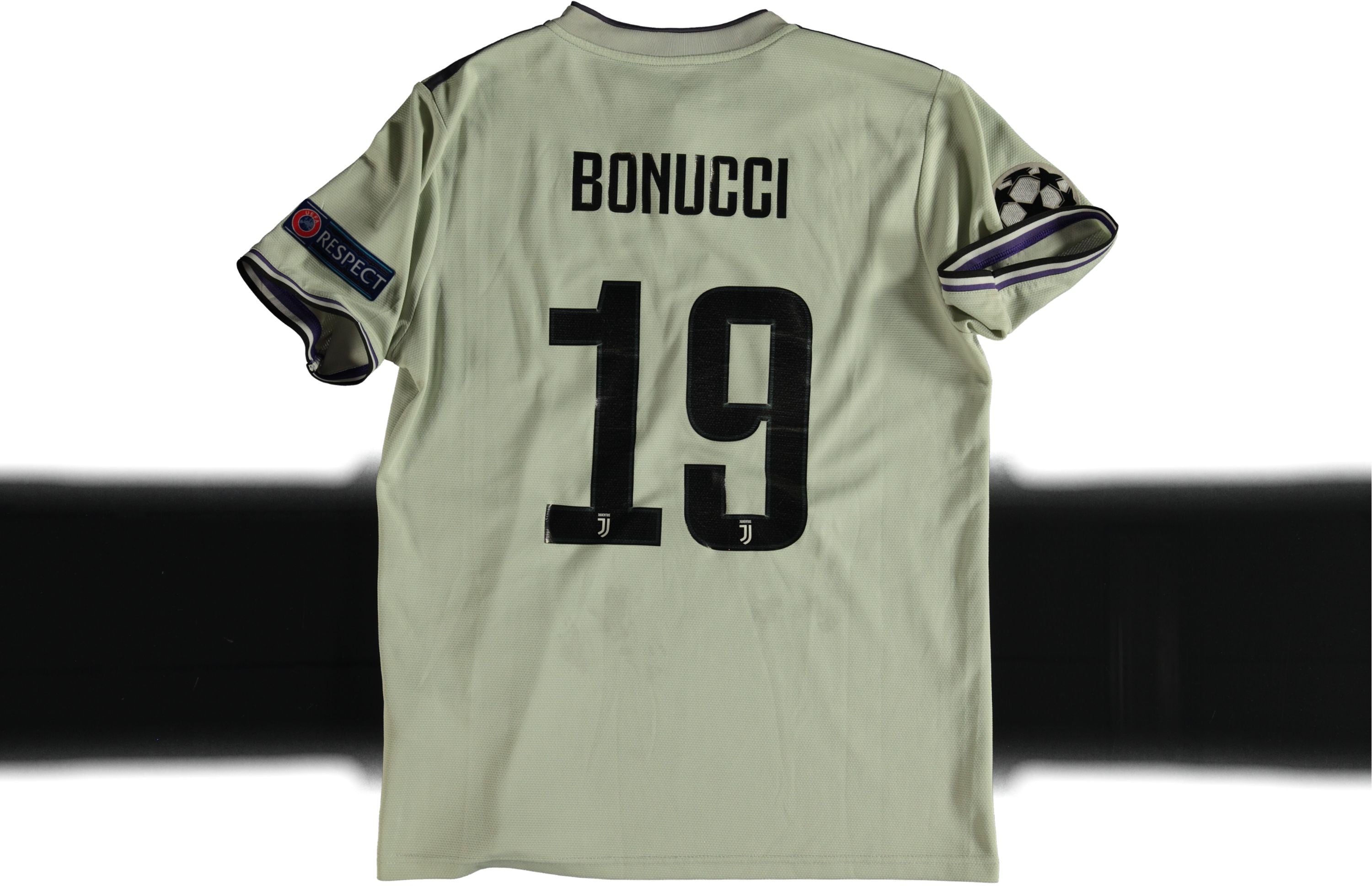 2018-19 Juventus Away Shirt Leonardo Bonucci (L)